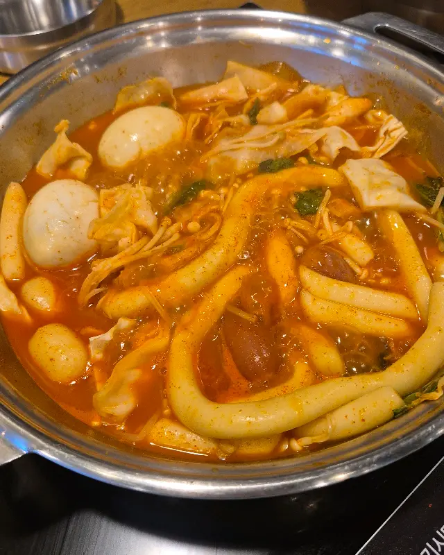 떡볶이에 푸짐하게 들어간 재료들