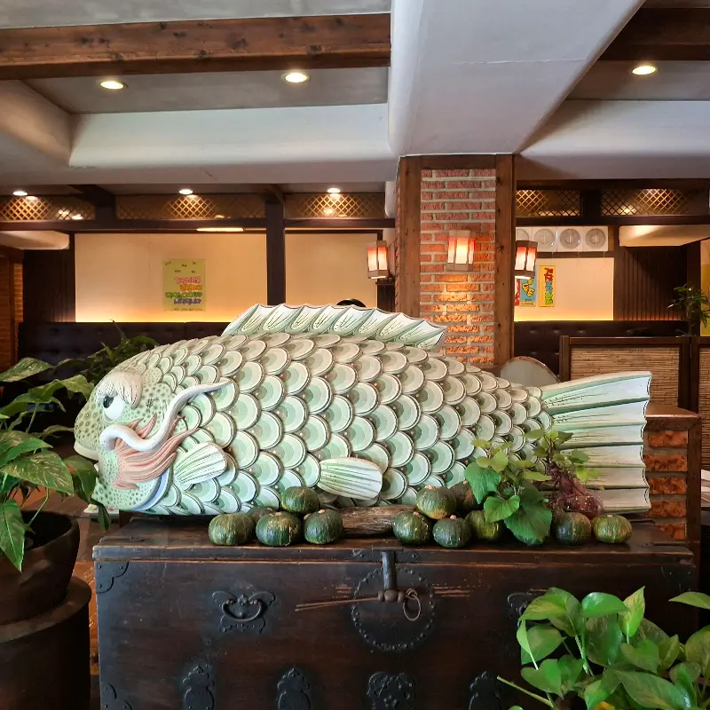 가게 내부에 놓인 커다란 물고기 조형물