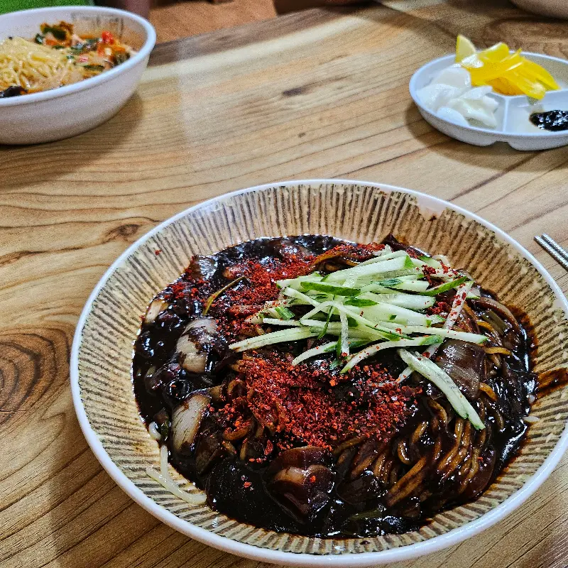 고춧가루가 뿌려진 짜장면