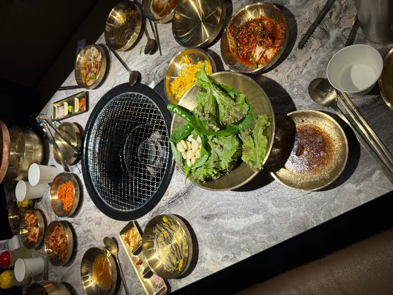 테이블 가득 차려진 푸짐한 한 상