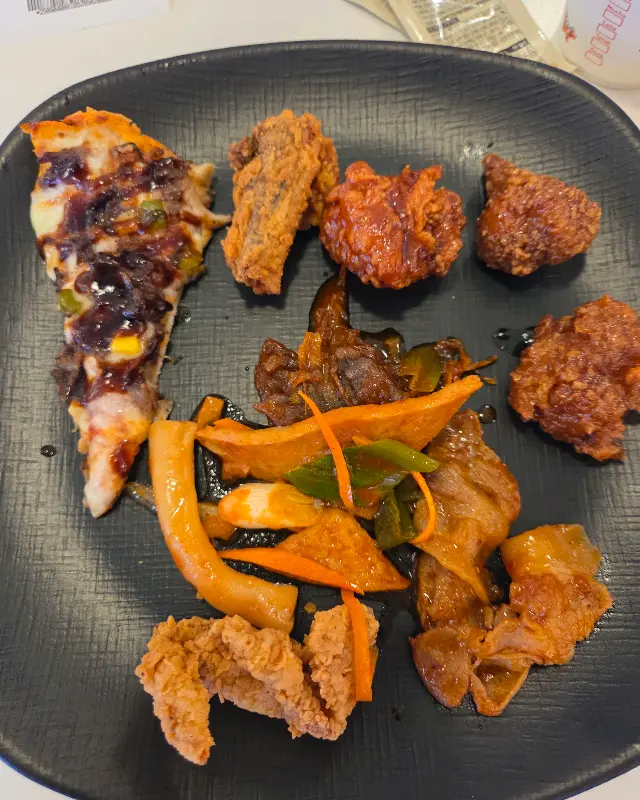 투가이즈 피자&치킨 내부 모습