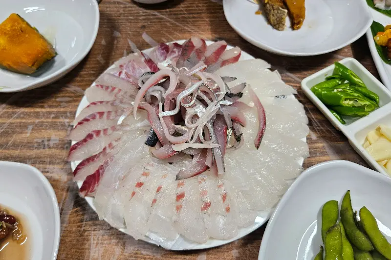 신선한 해산물이 가득한 모듬회