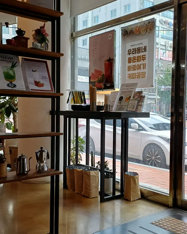 카페 내부 인테리어