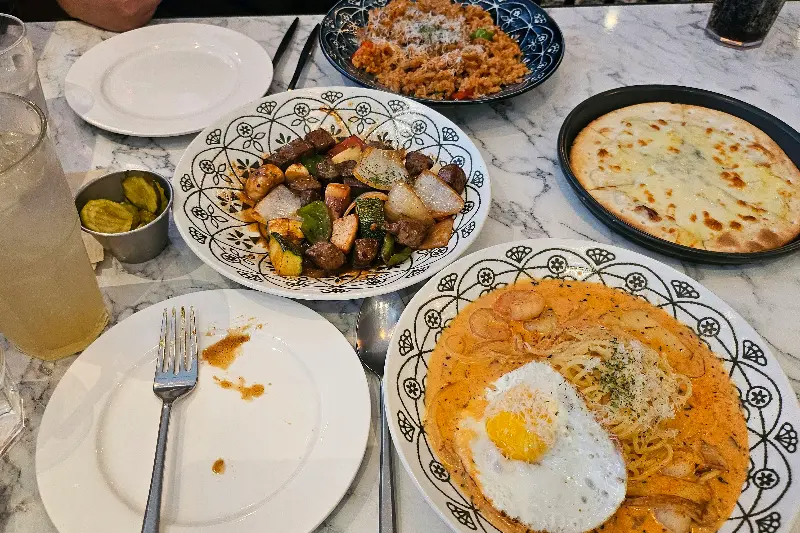 다양한 메뉴가 가득한 테이블