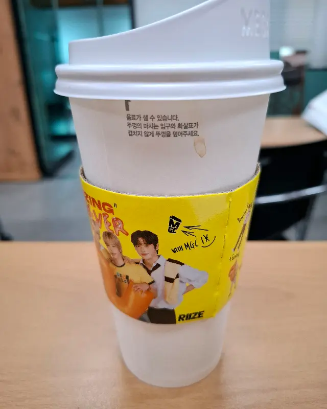 메가커피 테이크 아웃 컵