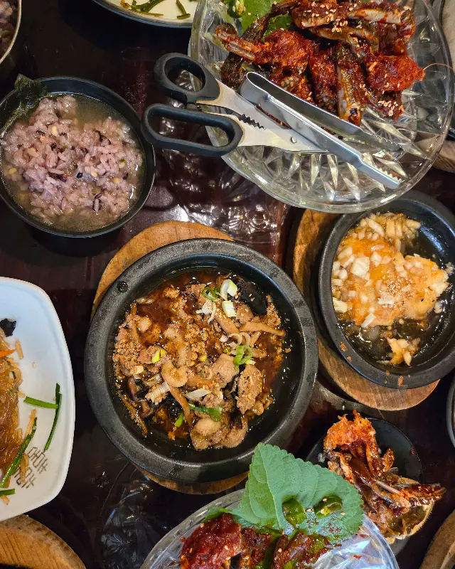 메인 메뉴인 양념게장과 함께 차려진 풍성한 한 상