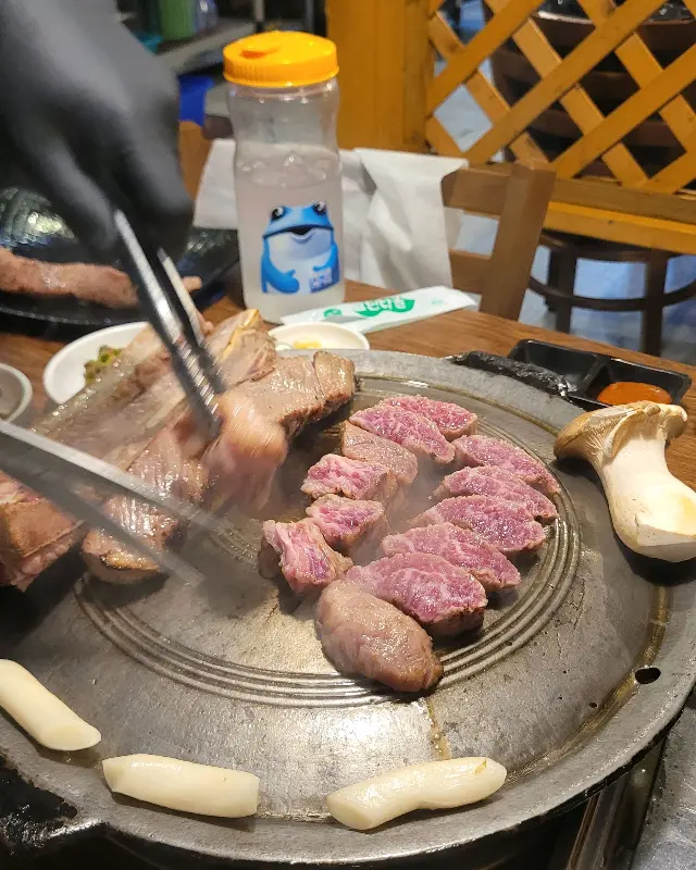 우대갈비를 굽는 모습