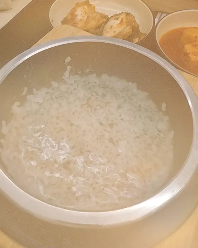 돌솥밥에 뜨거운 물을 부어 만든 숭늉