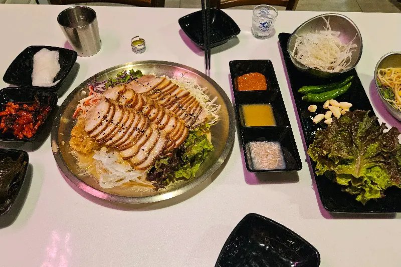 한 상 가득 차려진 족발 정식