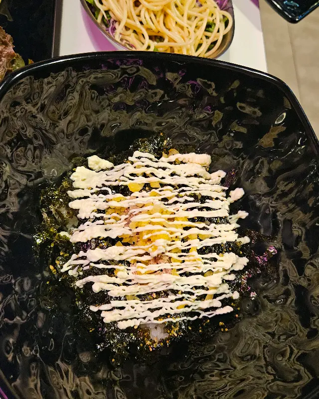 마요네즈 드레싱이 곁들여진 샐러드