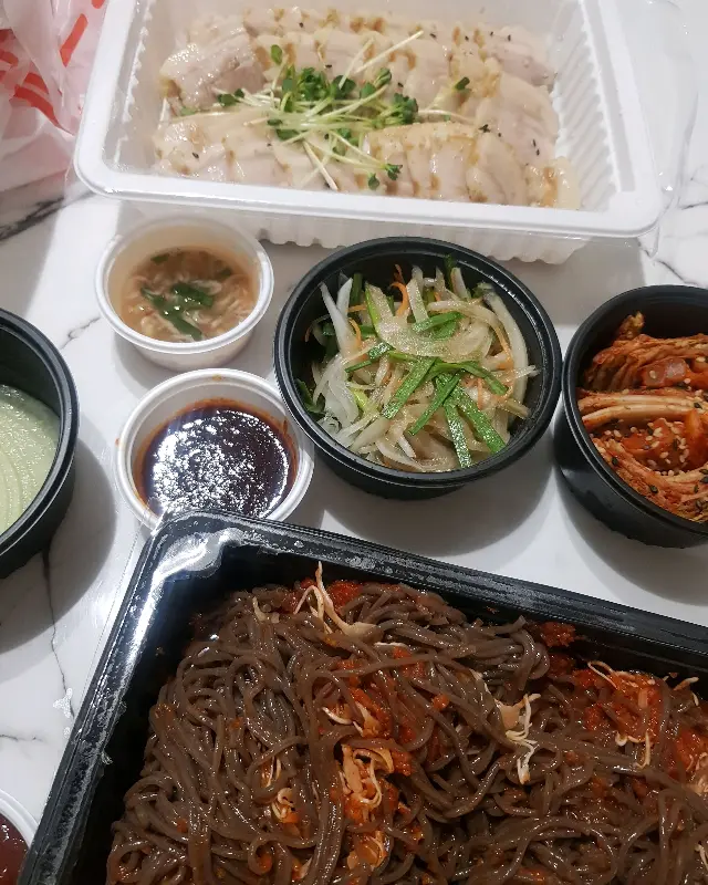 포장해온 족발과 막국수