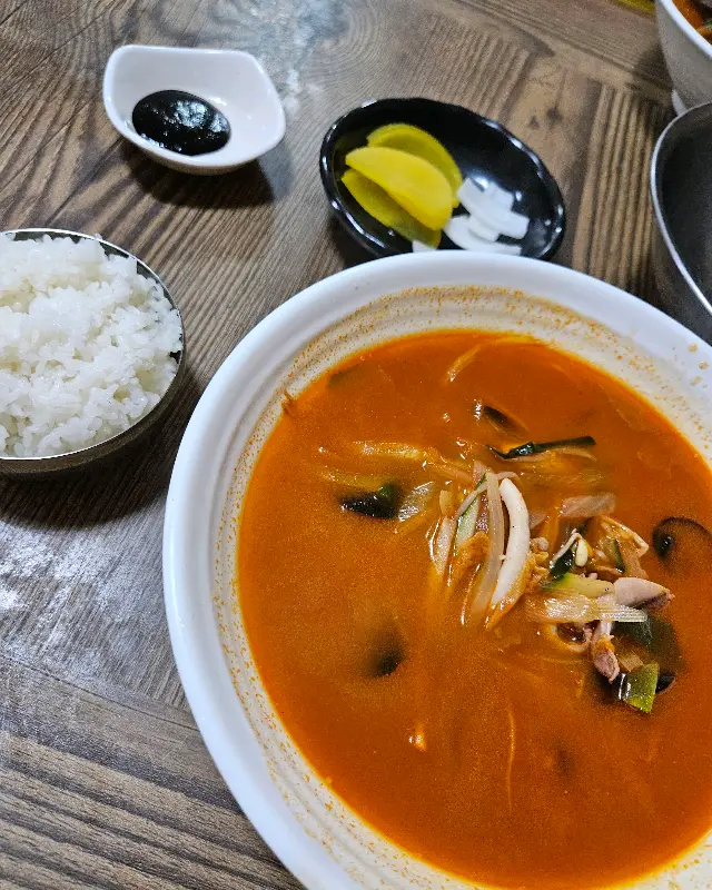 짬뽕과 함께 나오는 밥, 단무지, 깍두기, 짜장 소스