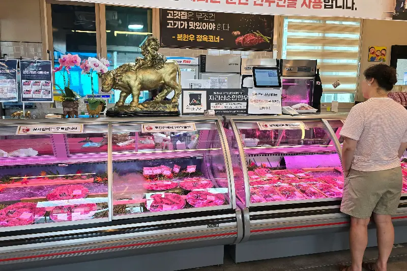 신선한 고기가 진열된 정육 코너