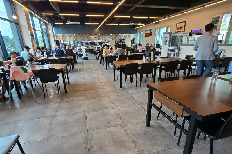 넓고 깔끔한 매장 내부