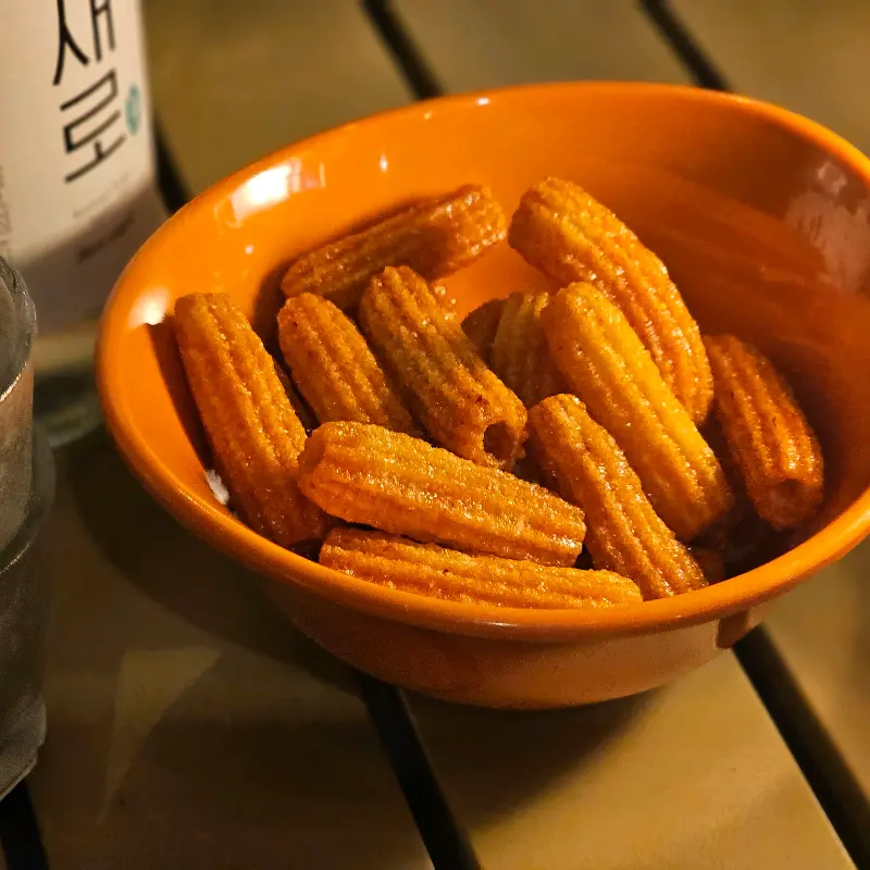 기본 안주로 제공되는 닭다리 과자