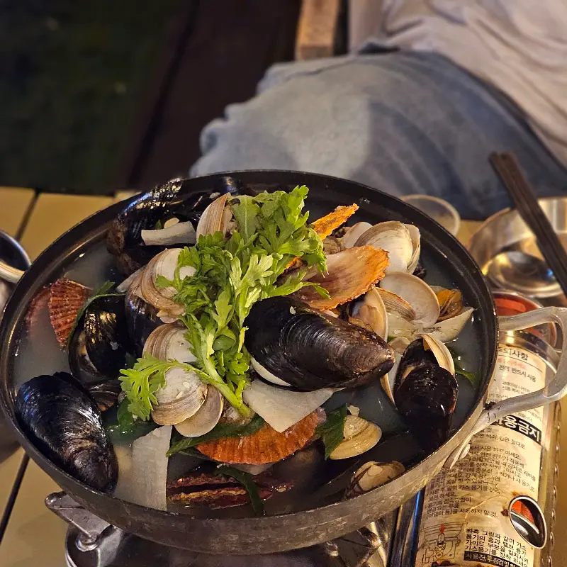 조개, 홍합, 미더덕 등이 푸짐하게 들어간 조개탕