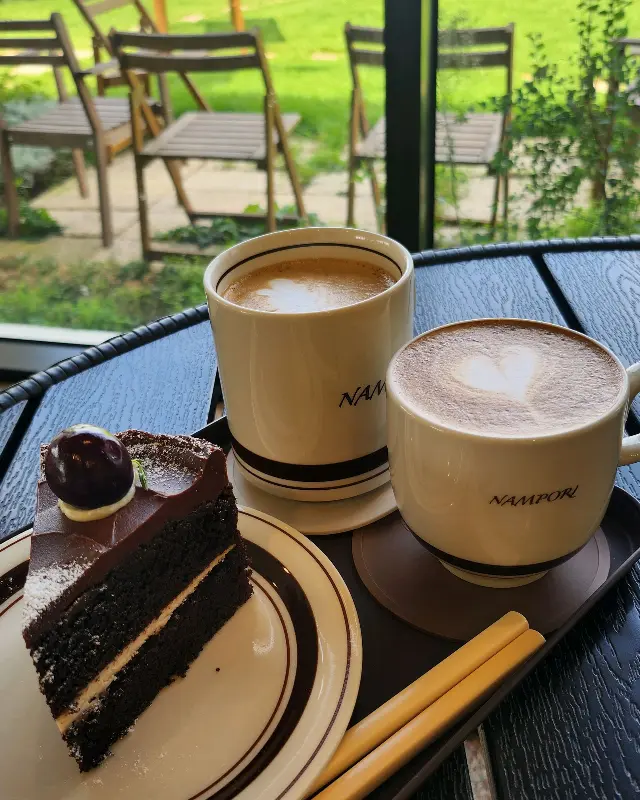 카페 남포리 커피와 케이크