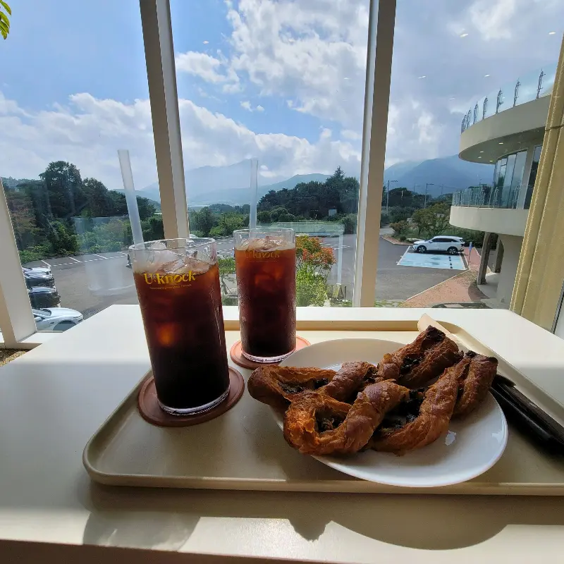 통창 너머로 보이는 푸르른 산 뷰