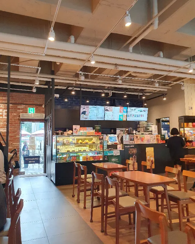 이디야 커피 카운터 모습