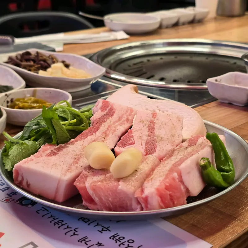 테이블 위에 놓인 삼겹살 한 상차림