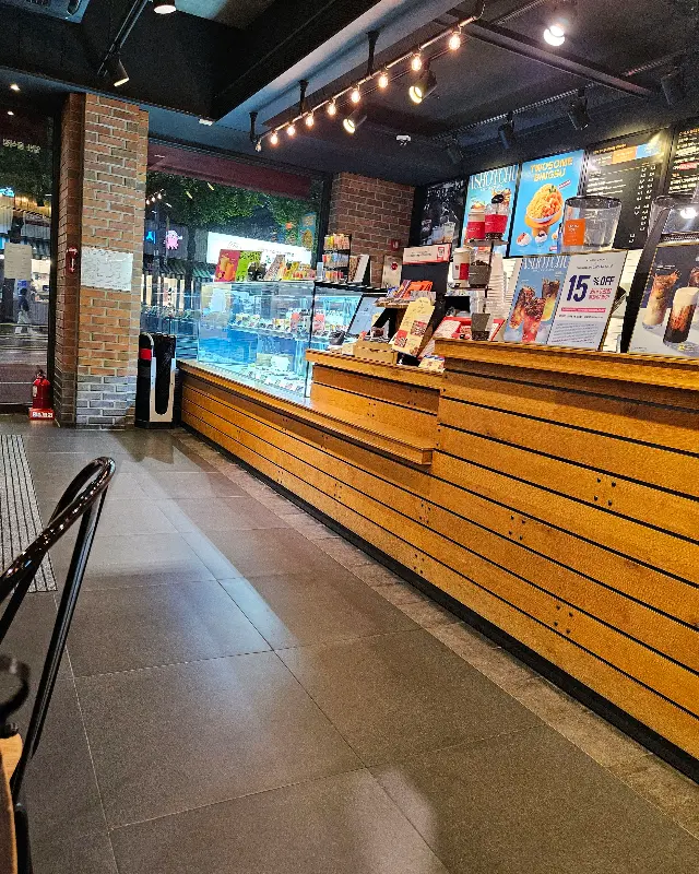 여름에 즐기기 좋은 딸기 연유 라떼