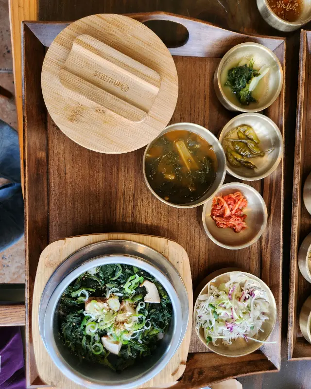 돌솥밥 한 상 차림