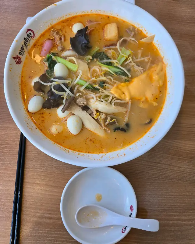 마라탕에 다양한 재료가 푸짐하게 들어있다.