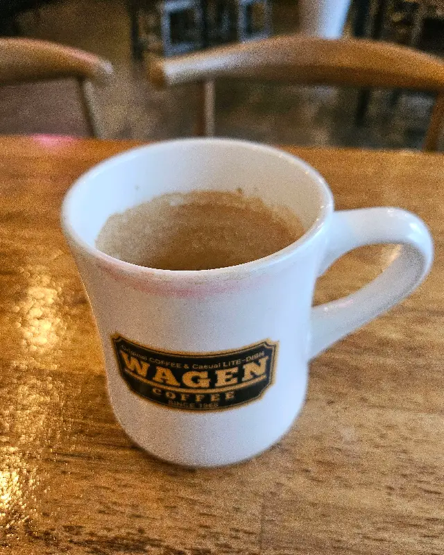 Wagen Coffee의 로고가 새겨진 커피잔