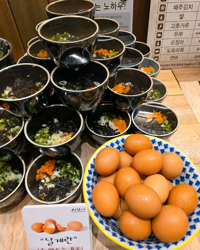 샐러드바에 준비된 날계란