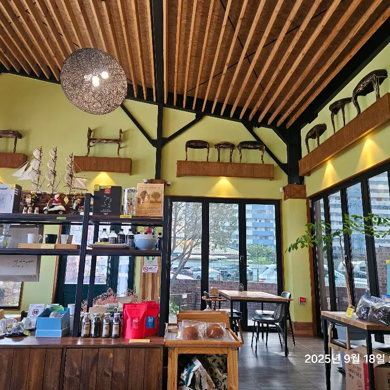 카페 내부 전경