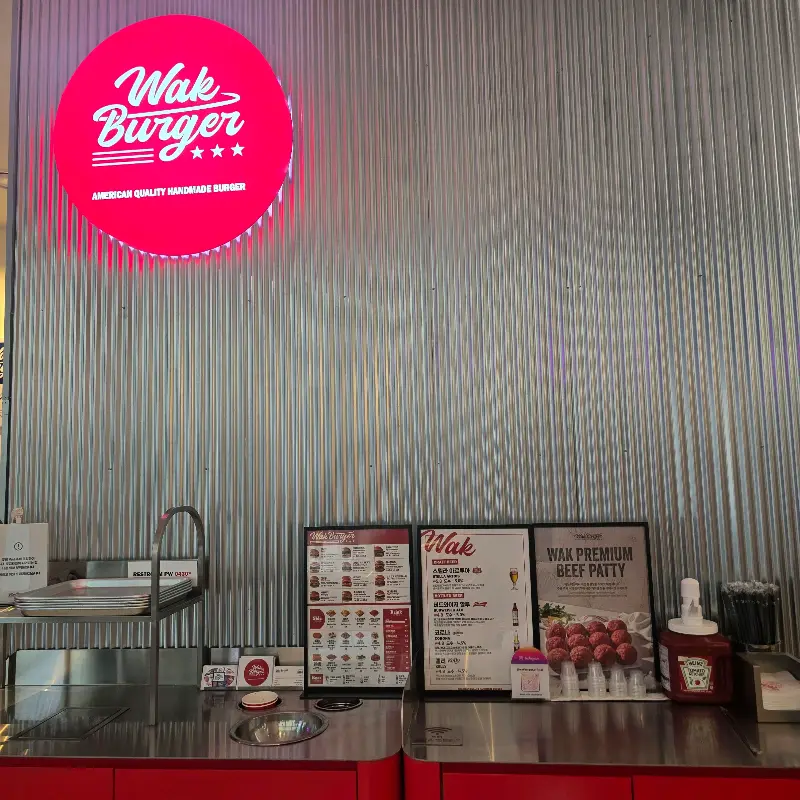 왁버거 매장 내부 인테리어