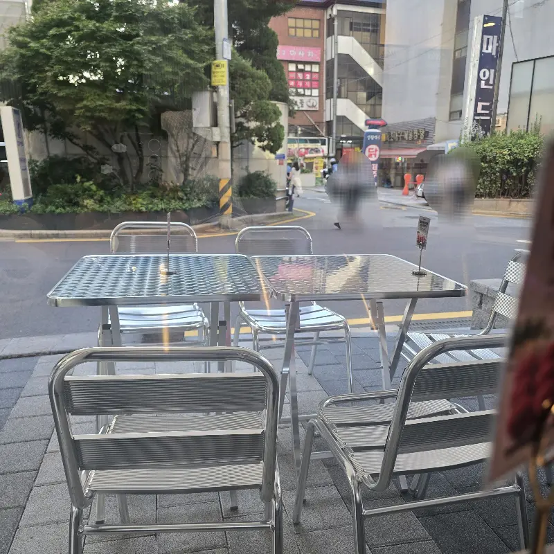 왁버거 야외 테이블