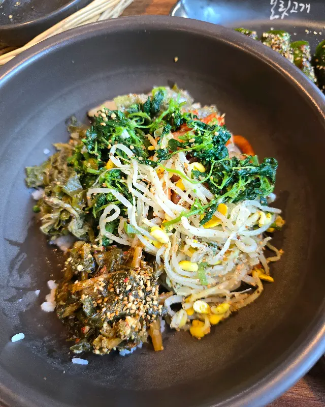 각종 나물과 함께 비벼 먹는 보리밥