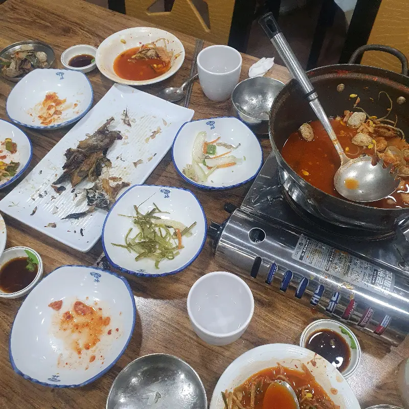 푸짐하게 차려진 한 상, 보기만 해도 군침이 돈다