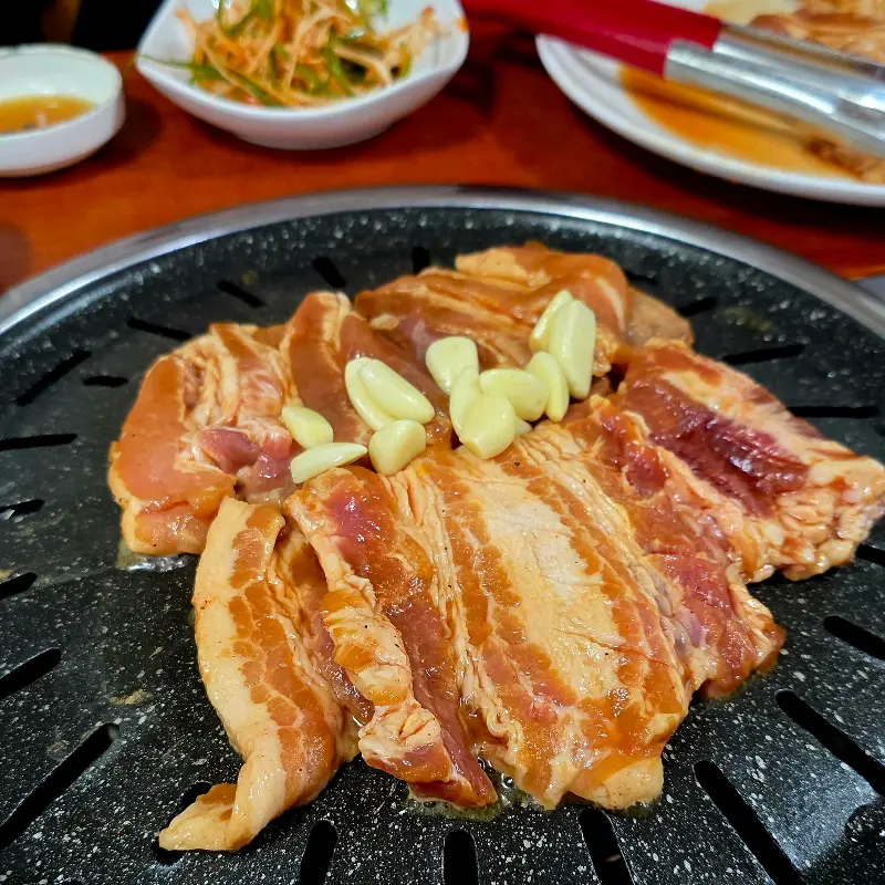 불판 위에서 익어가는 돼지갈비