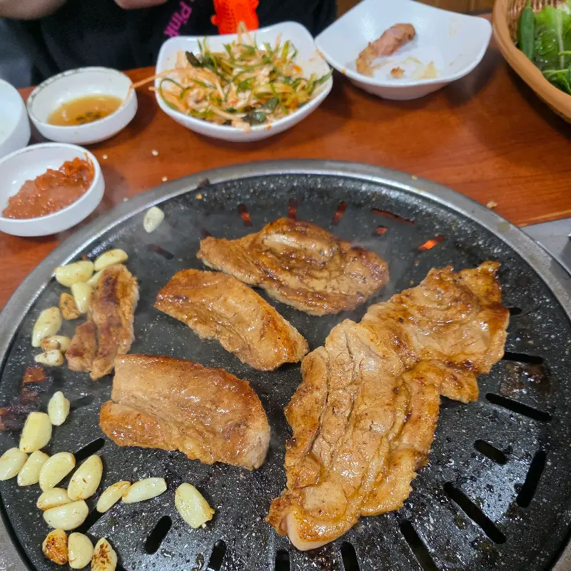 잘 익은 돼지갈비와 마늘