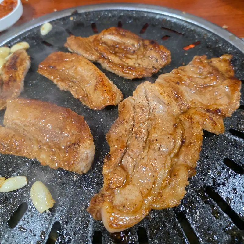 윤기가 흐르는 돼지갈비