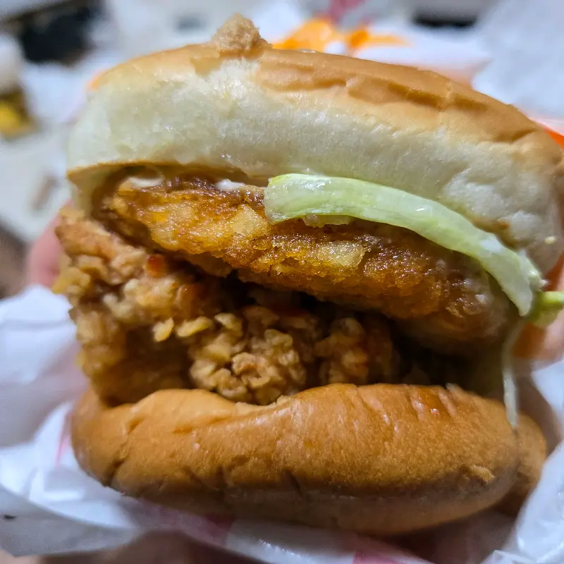 야식으로 즐기기 좋은 치킨