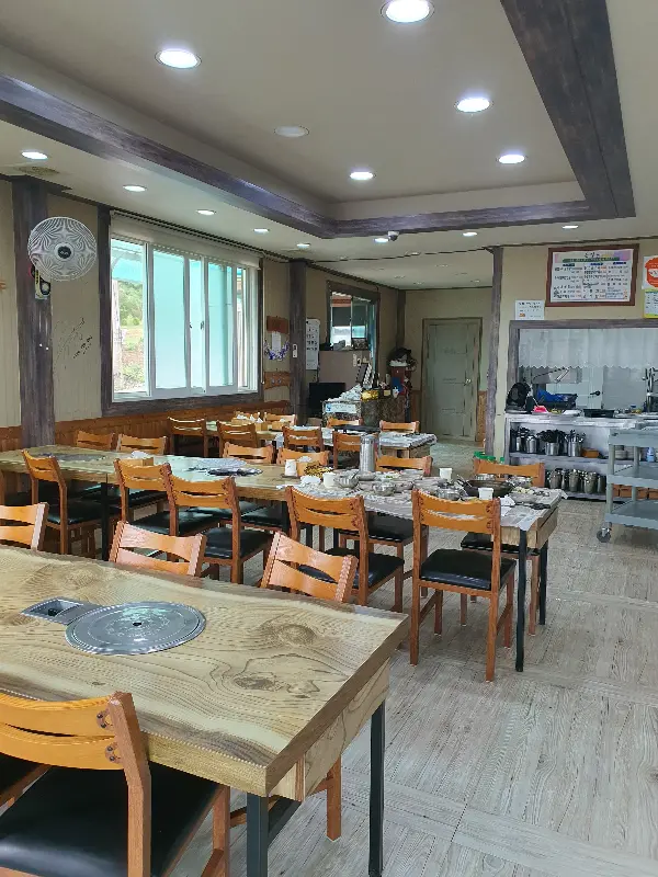 넓고 깔끔한 실내