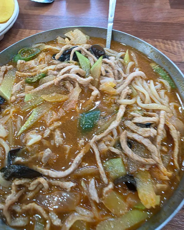 다양한 재료가 들어간 짬뽕