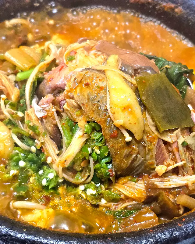 메기 살과 미나리의 조화