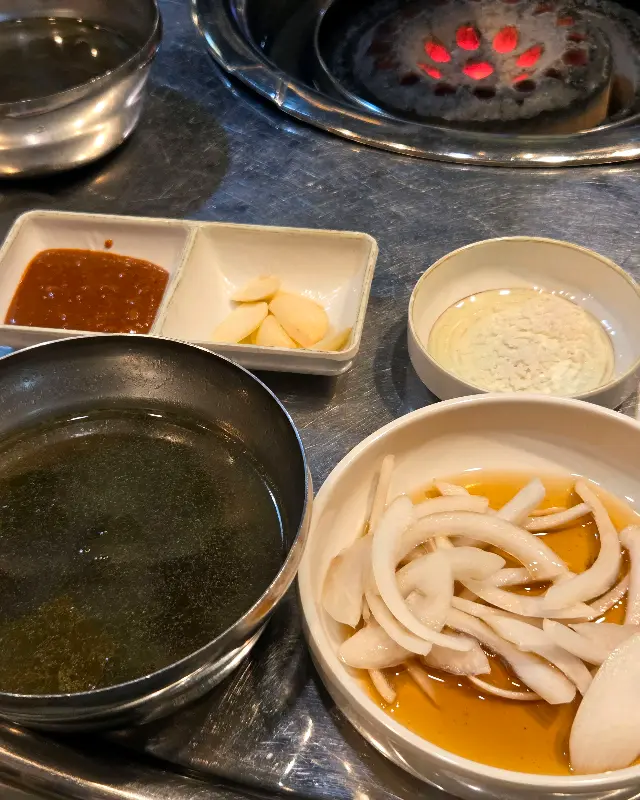 다양한 밑반찬들이 정갈하게 담겨 나온 모습