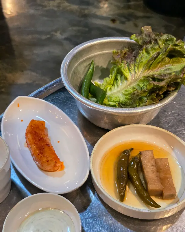 싱싱한 쌈 채소와 밑반찬들