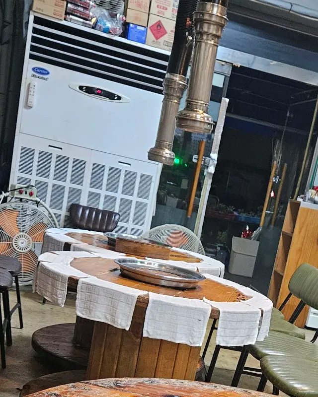 노릇하게 구워진 꼼장어와 돼지껍데기의 환상적인 조화