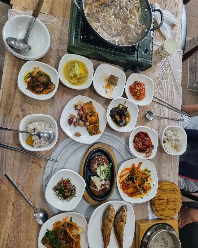 다채로운 곁들임 메뉴들