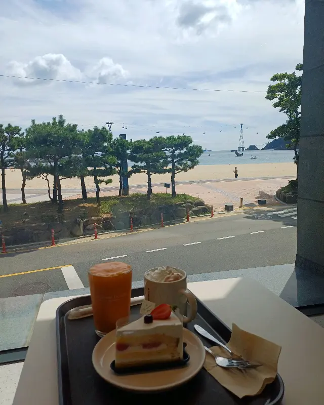 창밖으로 보이는 송도 해변