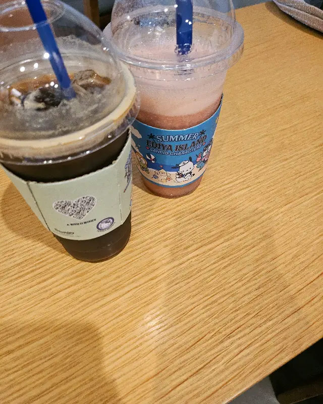 테이크 아웃 컵에 담긴 시원한 음료 두 잔