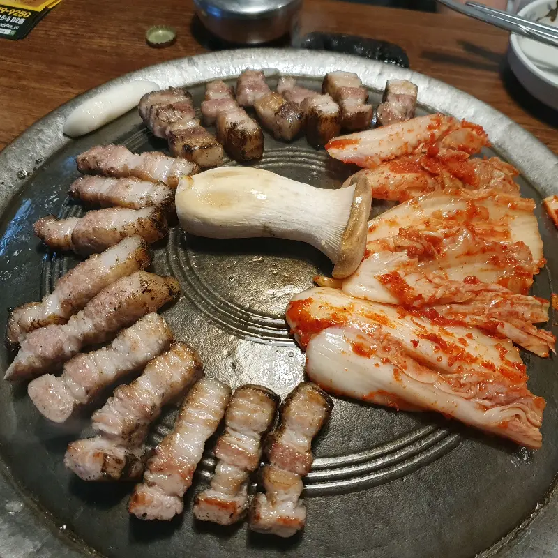 김치와 함께 구워진 삼겹살