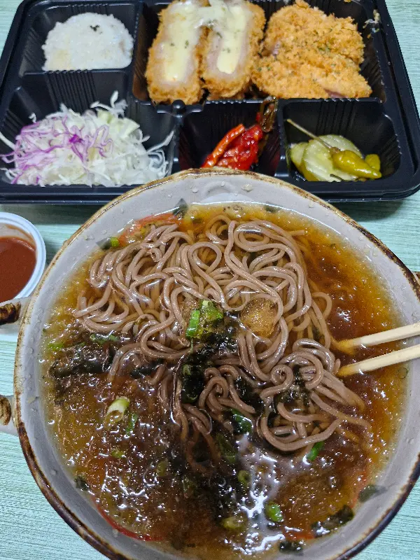 돈까스 세트의 푸짐한 구성