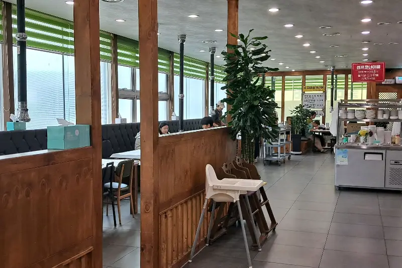 넓고 쾌적한 식당 내부